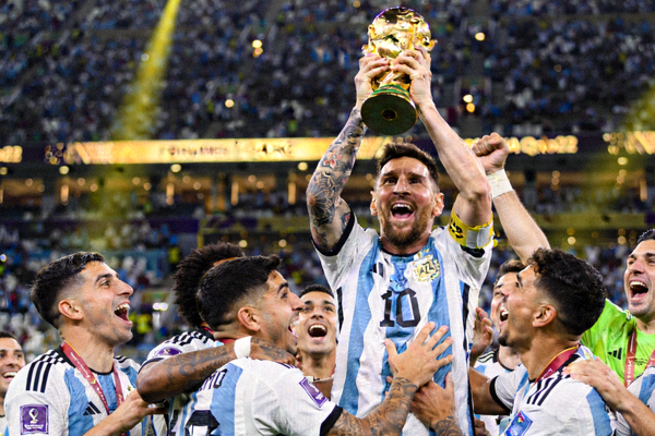 2022卡塔尔世界杯决赛梅西举起大力神杯经典瞬间
